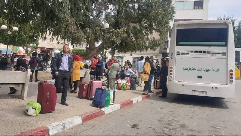 فيما الطلبة تنتظرهم الامتحانات..  وسائل النقل لم تكف طلبات العائدين من العطلة.. ومواطنون "عالقون"!!..